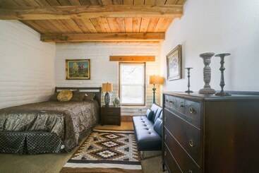 Las Cruces Home  La Casa Blanca  W/ Courtyard