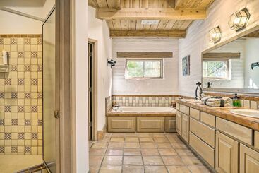 Las Cruces Home  La Casa Blanca  W/ Courtyard