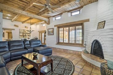 Las Cruces Home  La Casa Blanca  W/ Courtyard