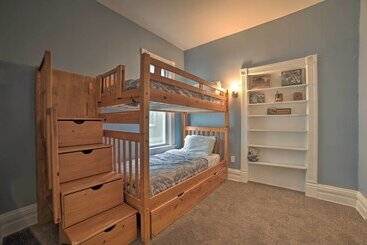 Manistee House W/ Deck: 1/2 Mi To Riverwalk!