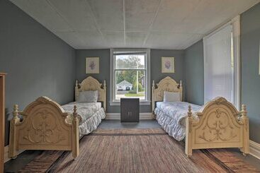 Manistee House W/ Deck: 1/2 Mi To Riverwalk!