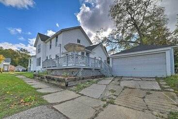 Manistee House W/ Deck: 1/2 Mi To Riverwalk!