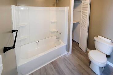 Manistee House W/ Deck: 1/2 Mi To Riverwalk!