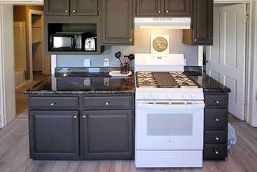 Manistee House W/ Deck: 1/2 Mi To Riverwalk!