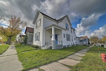 Manistee House W/ Deck: 1/2 Mi To Riverwalk!
