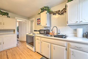 Manistee House W/ Deck: 1/2 Mi To Riverwalk!