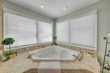 Manteo Waterfront Resort Home W/ 30 Ft Dock!