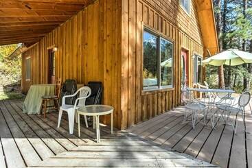 Сельский дом Marble Hideaway  Cabin W/ Mountain Views + Deck!