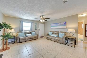 Dog Friendly Home W/ Yard ~ 6 Miles To The Beach!