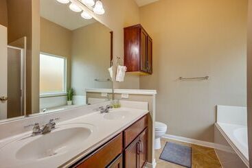 Pet Friendly Texas Retreat W/ Fenced In Yard!