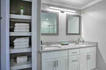 Petfriendly Home, 5 Mi To Dtwn Louisville!