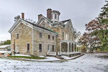 Renovated Historic Home < 1 Mile To Eagle Point!