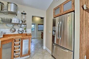 Sarasota Bungalow W/ Pergola, Garden & Waterfalls!