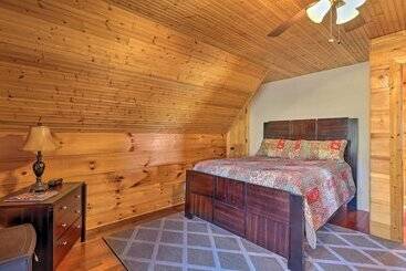 コテージ Decks & Panoramic Views: Rustic Sparta Cabin