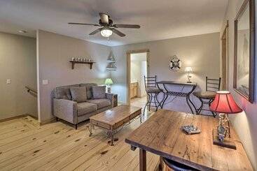 Сельский дом The Captains Quarters In Rogers W/ Covered Porch!