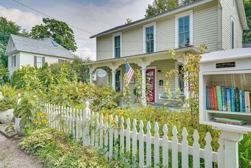 The Porch House  Located In Historic Village