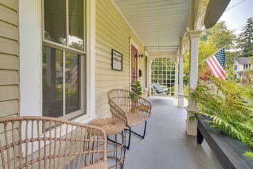 The Porch House  Located In Historic Village