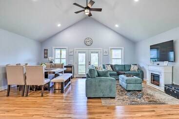 Waynesville Smart Cabin W/ Hot Tub & Views!