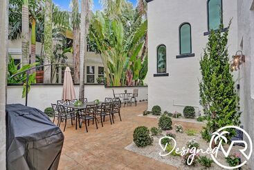 5br Charm With Heated Pool And Lakefront