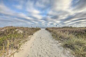 Steps To Ocean: Breezy Myrtle Beach Bungalow!