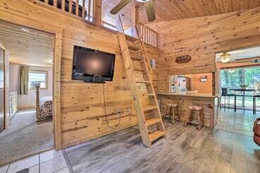 Charming Houghton Lake Cottage W/ Backyard!