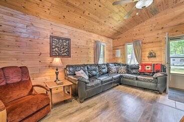 Charming Houghton Lake Cottage W/ Backyard!