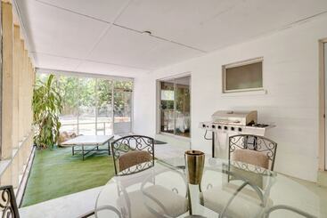 コテージ Charming Mid Century House   Just Steps To Lake!