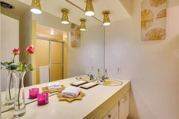Charming Mid Century House   Just Steps To Lake!