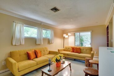 Charming Mid Century House   Just Steps To Lake!