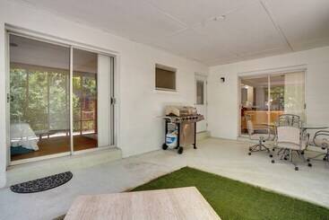Charming Mid Century House   Just Steps To Lake!