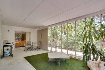 Charming Mid Century House   Just Steps To Lake!