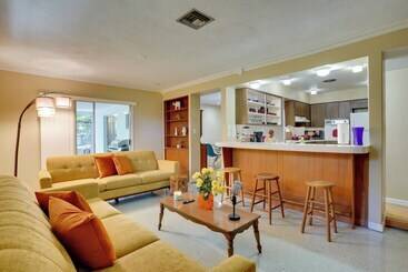 Charming Mid Century House   Just Steps To Lake!