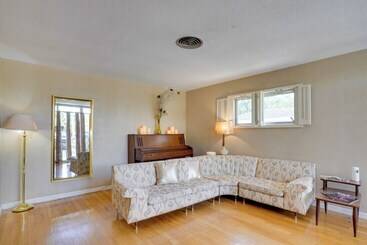 Charming Mid Century House   Just Steps To Lake!