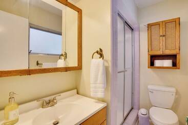 Charming Mid Century House   Just Steps To Lake!