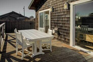 Chic  Summer House Cottage  Walk To Ocean!