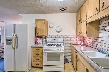 Сельский дом Dog Friendly Bartlesville Retreat W/ Yard!