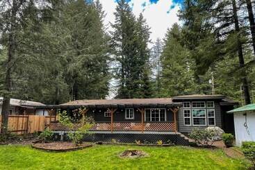 Family Home W/ Fire Pit, Grill & Fenced Yard!