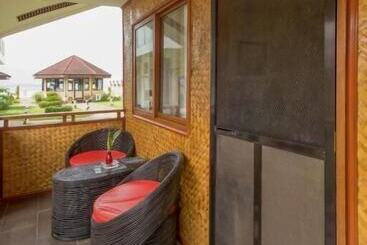 Foxy S Beach Resort