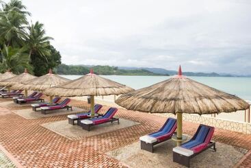 Foxy S Beach Resort