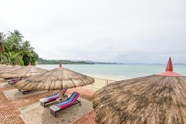 Foxy S Beach Resort