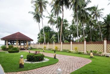 Foxy S Beach Resort
