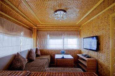 Foxy S Beach Resort