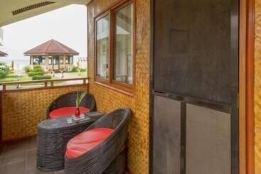 Foxy S Beach Resort