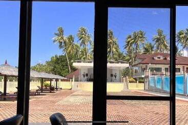 Foxy S Beach Resort