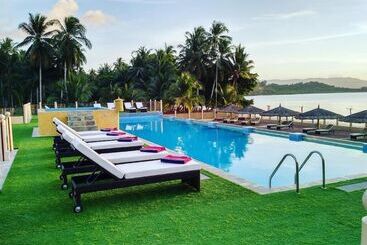 Foxy S Beach Resort