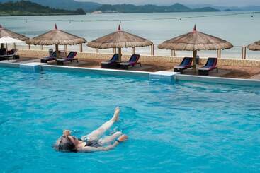 Foxy S Beach Resort