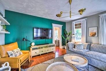 Hot Tub + Walk To Lakeside Dining: Meredith Home!