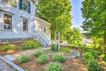 Hot Tub + Walk To Lakeside Dining: Meredith Home!