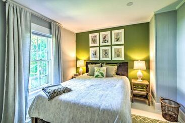 Hot Tub + Walk To Lakeside Dining: Meredith Home!