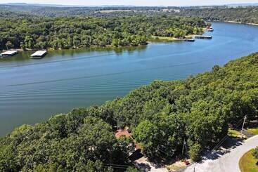 茅舍 Home W/ Large Deck On Table Rock Lake!